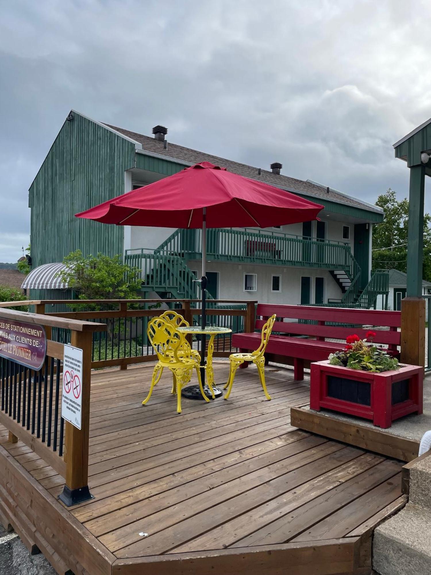 Hotel Le Pionnier Tadoussac Exterior photo