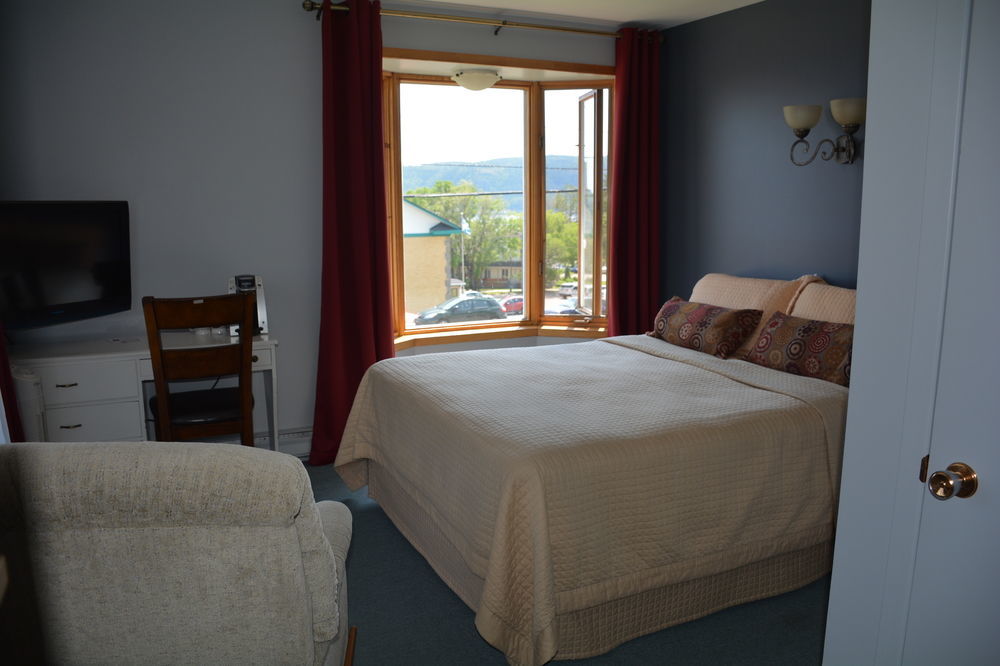 Hotel Le Pionnier Tadoussac Exterior photo