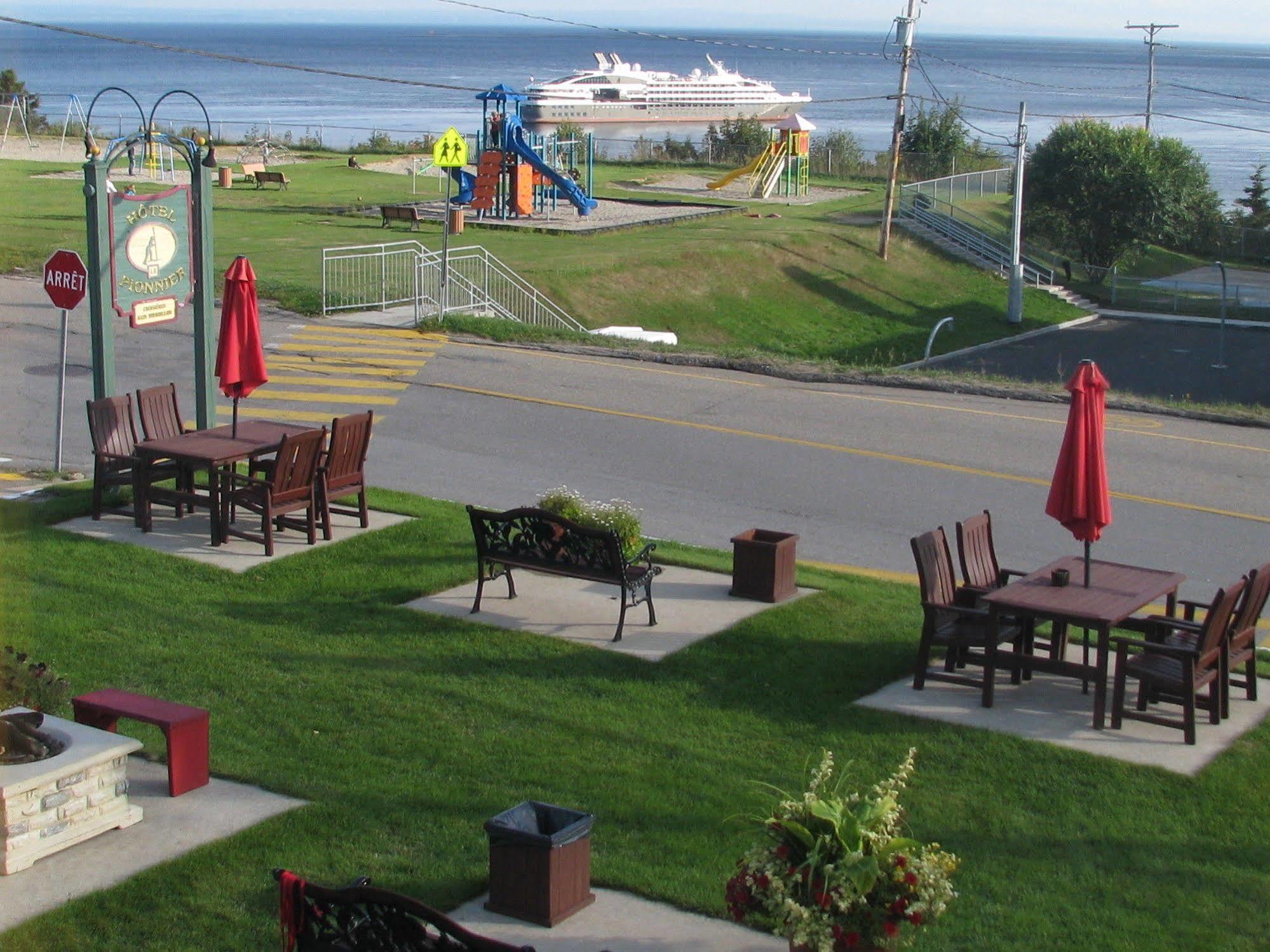 Hotel Le Pionnier Tadoussac Exterior photo
