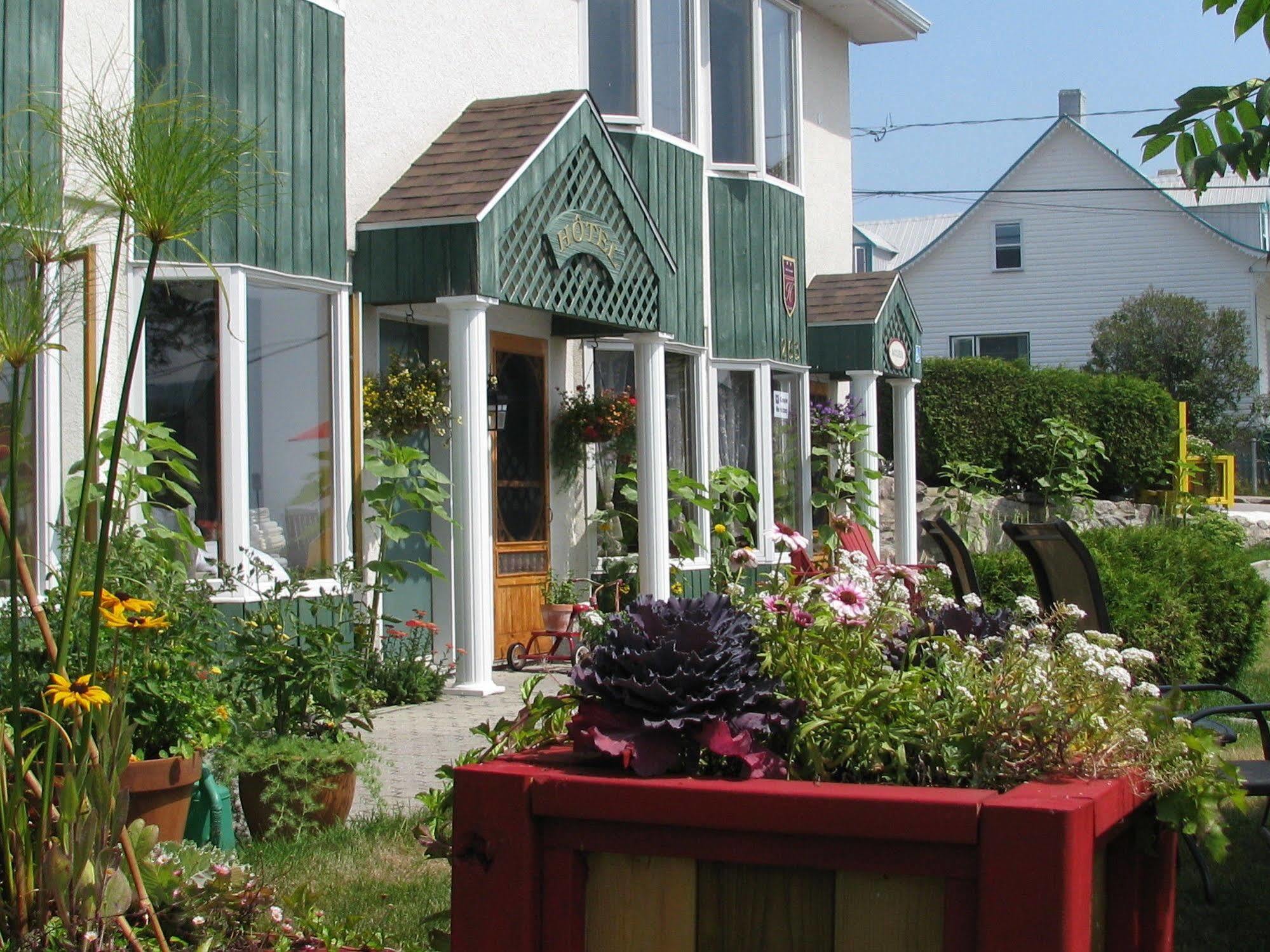 Hotel Le Pionnier Tadoussac Exterior photo