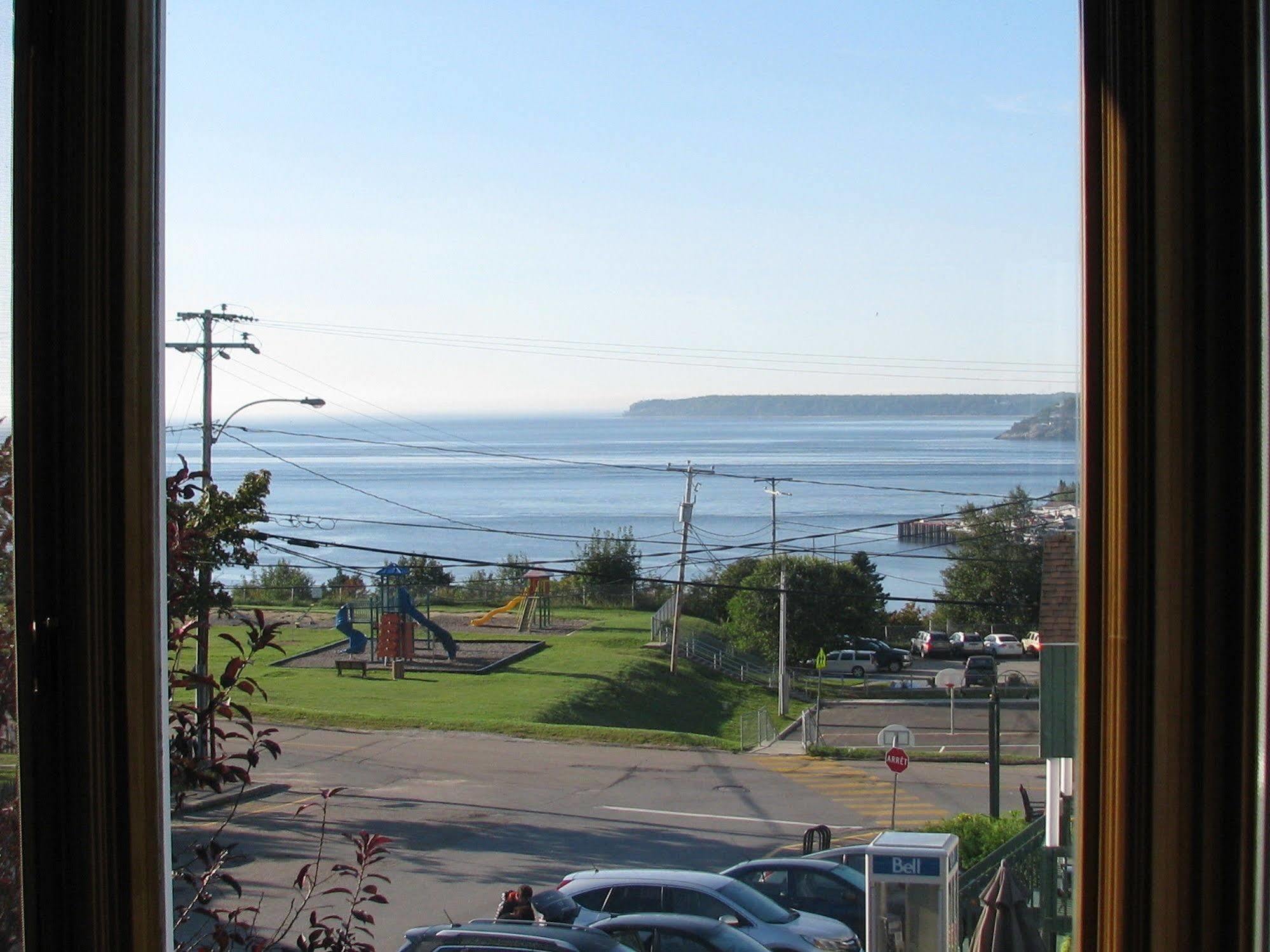 Hotel Le Pionnier Tadoussac Exterior photo