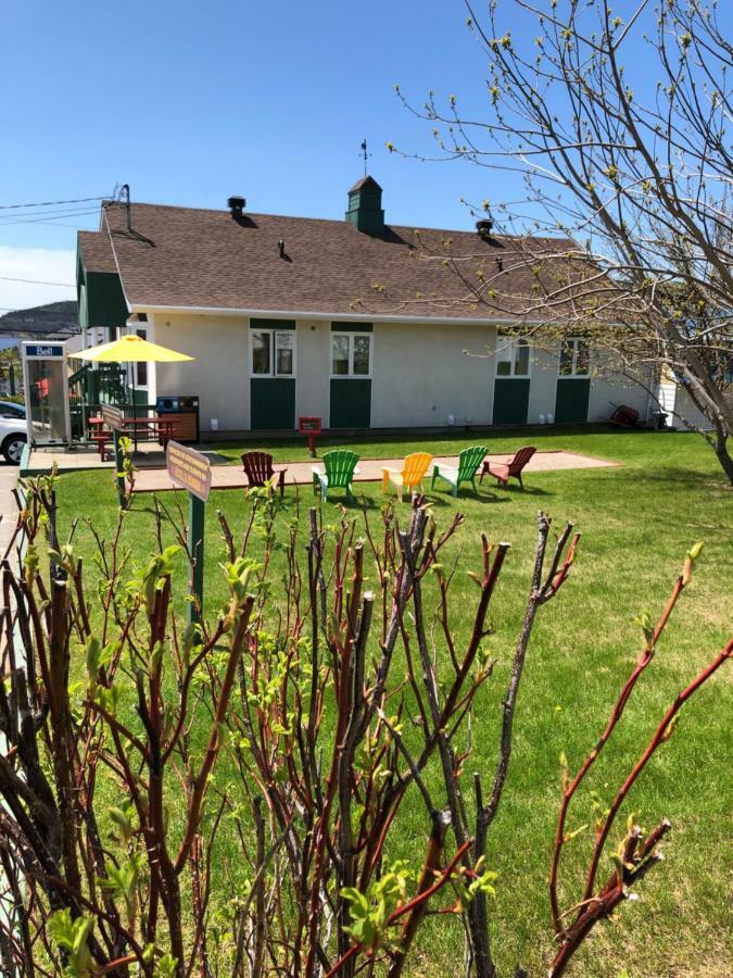 Hotel Le Pionnier Tadoussac Exterior photo
